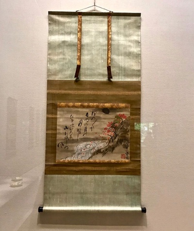 尾形乾山《紅葉山水図》(18世紀、MIHO MUSEUM蔵)展示風景。川を光琳模様の流水紋で表すことにより、風雅な趣を増している