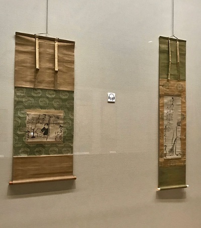 尾形乾山《兼好法師図》(=左、18世紀、梅澤記念館蔵)と同《拾得図》(18世紀、個人蔵)が並んだ展示室の一画。多くの画家が描いた中国の禅僧、拾得を後ろ姿の一部で表した水墨表現も興味深い