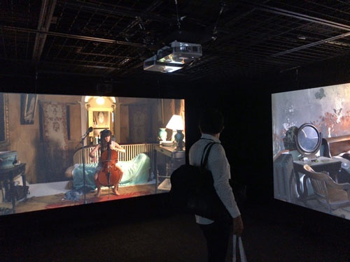 ラグナル・キャルタンソン《ザ・ビジターズ》展示風景(横浜赤レンガ倉庫1号館)