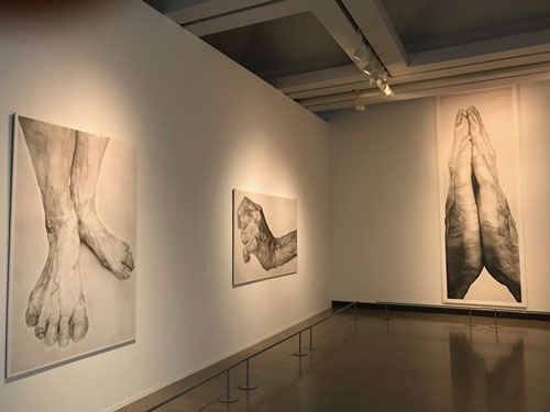 鉛筆画の大作を出品した木下晋の展示コーナー(横浜美術館)