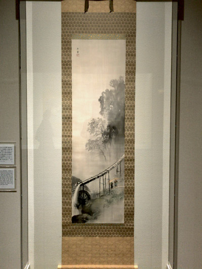 <span class="fontBold">川合玉堂《水声雨声》</span>（1951年［昭和26年］頃、絹本墨画淡彩、山種美術館蔵）展示風景