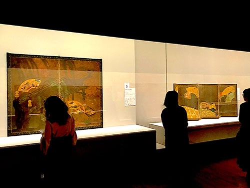 「扇流し」を描いた屏風が並んだコーナーの展示風景