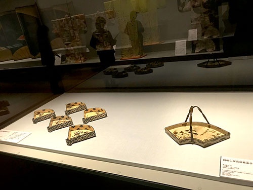 扇形は陶芸の世界にも広がった。写真は尾形乾山の作品が並んだコーナーの展示風景