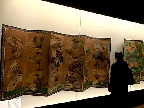 骨のない扇面が貼り付けられた宗達派の《扇面貼交屏風》などが並んだコーナーの展示風景