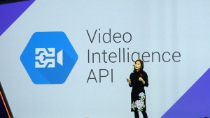 写真1●「Video Intelligence API」を発表するGoogleのFei-Fei Li氏