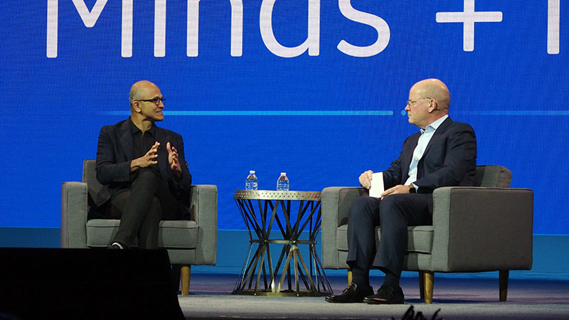 写真2●対談する米MicrosoftのSatya Nadella CEO（左）とGEのFlannery CEO