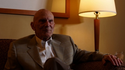 アポロ13号を生還させた「NASA以外」の人々