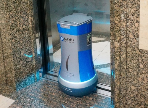 1階のカフェで商品を積み、自律走行してエレベーターに乗り、オフィスまで届ける
