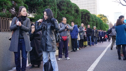 勾留理由開示の傍聴席を求め、1122人が並んだ(8日朝、東京・霞が関の東京地裁)