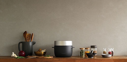 バルミューダが2月下旬から販売する電気炊飯器「BALMUDA The Gohan」。同社のキッチン家電としては、トースター、電気ボットに続く3商品目だ（写真：バルミューダ）