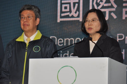 今後について冷静に語る民進党の蔡英文主席(右)