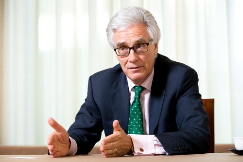 <b>アデア・ターナー(Adair Turner)氏</b><br /> 英シンクタンク、インスティテュート・フォー・ニューエコノミックシンキング会長。1955年生まれ。米マッキンゼー・アンド・カンパニー、米メリルリンチ(現バンク・オブ・アメリカ・メリルリンチ)などを経て、2008年から2013年まで英国金融行政の監督機関である英金融サービス機構(FSA)の長官を務めた。昨年末に著書『債務、さもなくば悪魔 ヘリコプターマネーは世界を救うか?』を上梓した(写真:木村 輝、以下同)