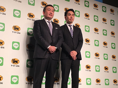 1月15日、新サービスの会見で概要を説明したヤマト運輸の長尾裕社長(左)とLINEの出澤剛社長(右)