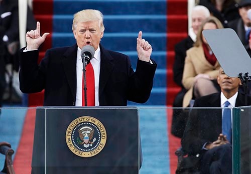 20日､米ワシントンの連邦議会議事堂前で就任演説をするトランプ新大統領。（写真：AP/アフロ）