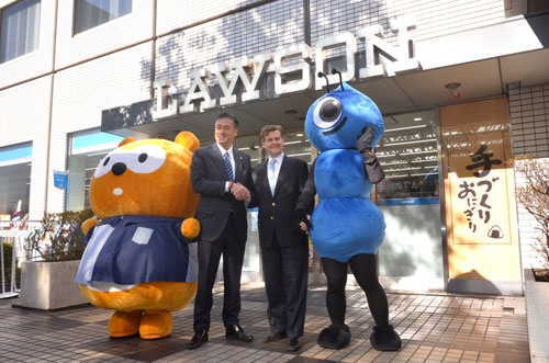 全店導入にあわせて記者会見を開いたローソンの玉塚元一会長兼CEO(左)と、アント・フィナンシャルのドウグラス・フィーギン上級副総裁(2017年1月23日、東京都品川区、以下同)