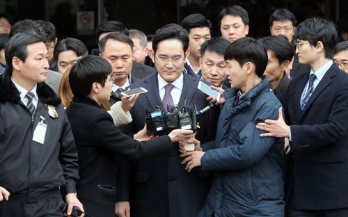サムスングループの実質的トップでサムスン電子副会長の李在鎔（写真中央）は逮捕されなかったが…（写真：YONHAP NEWS/アフロ）
