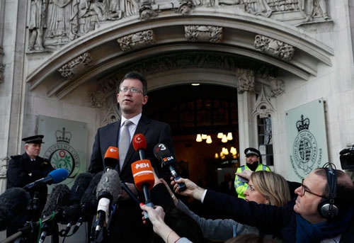 英最高裁にあたる高等法院は「EU離脱計画は議会承認が必要」との判断を下した。写真は判決後、コメントを読み上げる政府関係者(写真:ロイター/アフロ)