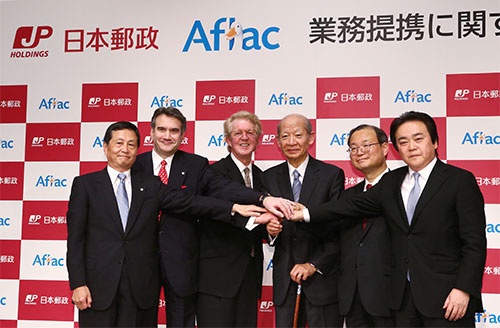 日本郵政グループとアフラックは2013年に提携を発表した（写真：TK/アフロ）