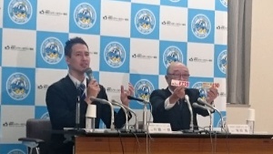 東京ハイヤー・タクシー協会の川鍋一朗会長(左)と東京都個人タクシー協会の秋田隆会長