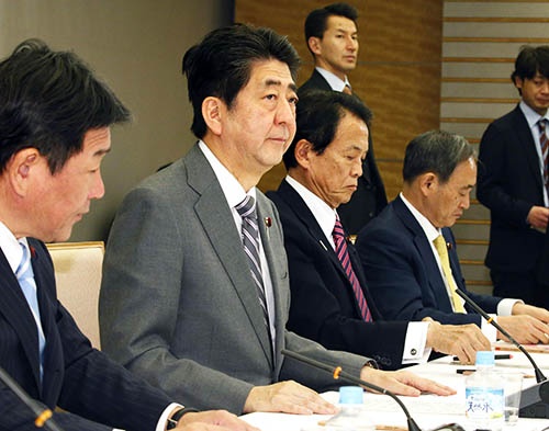 1月23日、経済財政諮問会議に臨む安倍首相(写真:共同通信)