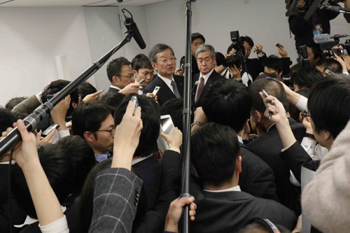 2015年4～12月期のシャープ決算説明会で報道陣に囲まれるシャープの髙橋興三社長（写真：都築 雅人）