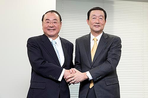 2月3日、退任を発表する上田氏(左)と、後任の高柳氏(東京・豊島)=撮影:的野 弘路