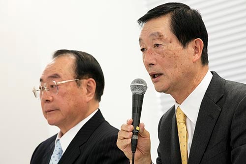 高柳氏(右)は「社長人事は10日前に知った」と話した(2月3日、東京・豊島)=撮影:的野 弘路