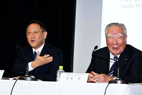昨年10月12日、提携交渉開始を発表したトヨタ自動車の豊田章男社長(左)とスズキの鈴木修会長(写真:竹井 俊晴)