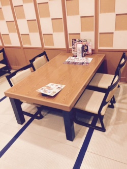 「藍屋」は、テーブルの脚を伸ばして椅子を入れたところ、客数の増加につながった