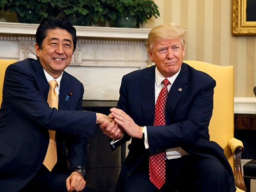 異例とも言える19秒間のトランプ大統領と安倍首相の握手（写真：ロイター／アフロ）
