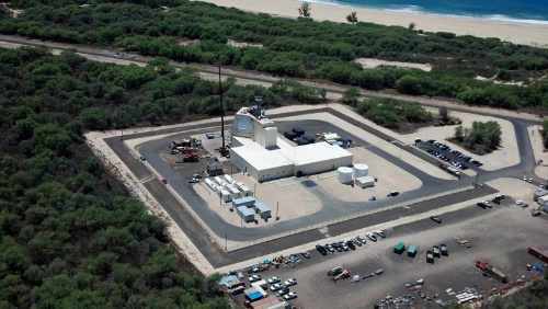ハワイの太平洋ミサイル試験場に設置されている、試験用のイージス・アショア施設。レーダーのアンテナが海に向けて取り付けられている様子がお分かりいただけるだろうか（写真提供：米国防総省ミサイル防衛局）