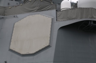 「こんごう」型護衛艦「ちょうかい」の AN/SPY-1D（V）レーダー（写真：井上孝司）