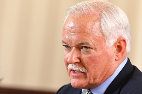 <span class="fontBold">ブラッド・ヒックス(Brad Hicks)氏</span><br />米Lockheed Martin(ロッキード マーティン) Rotary Mission & Systems (RMS) 事業部海外戦略・事業開発担当副社長。米海軍に約33年間勤務(退役時は海軍少将)。米海軍の対空ミサイル防衛司令部(Naval Air and Missile Defense Command)の初代司令官(対空ミサイル防衛司令部は2009年4月に設立され、米海軍における統合防空ミサイル防衛(Integrated Missile Defense:IAMD)を統括する)、ミサイル防衛庁(MDA)のイージス弾道ミサイル防衛システム(Aegis BMD)のプログラム・ディレクター(計画責任者)などの要職を歴任。殊勲章(Distinguished Service Medal)、防衛功労章(Defense Superior Service Medal)、勲功章(Legion of Merit)など数々の勲章を受章。米海軍退役後にロッキード マーティンに入社。同社Mission Systems & Training(MST)事業部のIntegrated Warfare Systems & Sensors(IWSS)部門の事業開発担当副社長などを経て、2018年1月より現職(写真:北山 宏一)