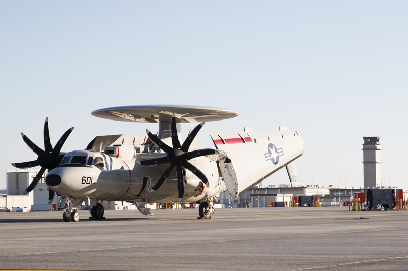 E-2Dは米海軍の新型艦載早期警戒機で、イージス艦や空母などとの高度な情報共有能力を備えている。日本でも導入を決めているが、日本向けの機体は目下のところ、その情報共有能力を持たない。搭載するレーダーは、ステルス機の探知も可能だといわれている。（写真提供：米国防総省）
