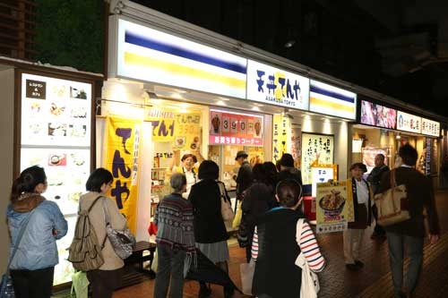 「天丼てんや」のリピーターを増やすきかっけになった毎月18日の「てんやの日」。売上げが全国トップクラスの東京・赤羽の店舗は、持ち帰りの客が後を絶たない（写真：陶山勉）