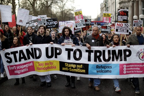 トランプ大統領が発した、イスラム圏7カ国から来る人々に対する入国制限に反対して、ロンドンでも大規模なデモが起きた(写真=アフロ)