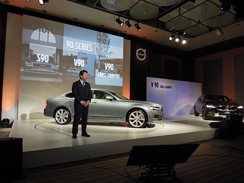 ボルボが22日に発売した「S90」。木村隆之社長は「3車種で2500台を売る」と意気込む