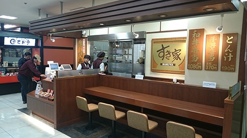 広さは約8坪、座席数は4席で、持ち帰り客が主体と考えている。座席は背もたれ付きで、カウンターの幅は、通常の「すき家」よりも広めでゆったりしている
