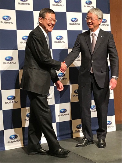 写真撮影では、現社長の吉永氏が新社長となる中村氏に中央の立ち位置を譲ろうとする場面も見られた