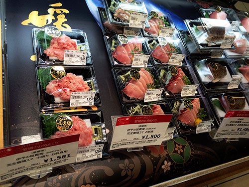 鮮魚売り場に並ぶスマの刺身(日本橋三越本店)