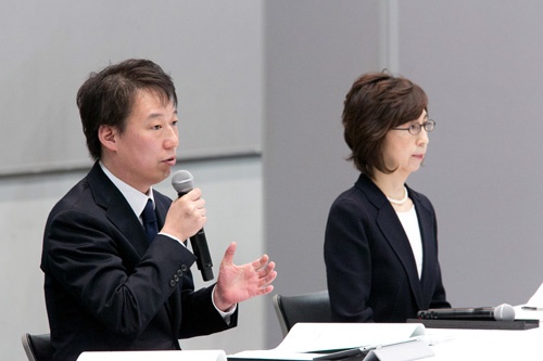 第三者委員会の調査報告書を受けて会見に臨んだDeNAの守安功社長(左)と南場智子会長(右)(撮影:的野弘路)