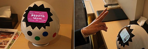 客室内にあるロボット「タピアちゃん」（左写真）。話しかけると、テレビのスイッチを入れたり、空調を調節したりする。じゃんけんゲームで遊ぶこともできる（右写真）