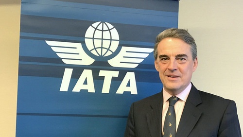 アレクサンドル・ドゥ・ジュニアック氏。IATA事務総長兼CEO（最高経営責任者）。航空宇宙産業やフランス政府の主要ポジションなど官民合わせて約30年の経験を持つ。2011～2013年にエールフランス航空の会長兼CEO、2013～2016年にエールフランスKLM 航空の会長兼CEOを務めた。2016年9月から現職
