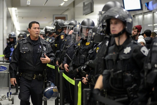 2017年1月28日、カリフォルニア州サンフランシスコ国際空港の第4ターミナル。トランプ氏の大統領令により、警官が空港のセキュリティチェックポイントをブロックした（写真：ロイター/アフロ）