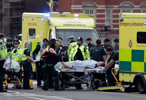 3月22日午後、ロンドン中心部の国会議事堂近くで乗用車が次々と通行人をはねた。警察はテロ事件として捜査を開始した。（写真：AP/アフロ）