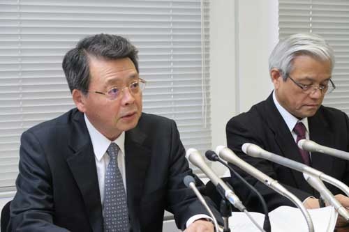 巨額減損を発表する三菱商事の小林健社長(左)と内野州馬CFO(右)