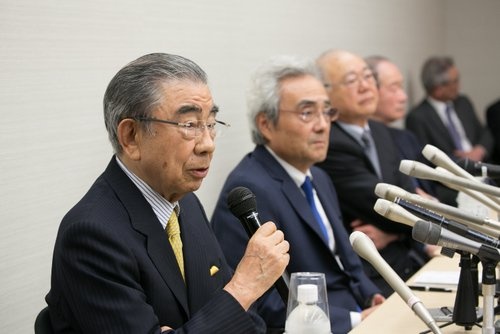 会見に並んだ4人。左から、セブン＆アイの鈴木会長、村田社長、佐藤顧問、後藤顧問