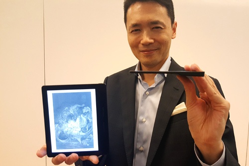 「Kindle Oasis」を手にするアマゾン ジャパンの玉木一郎バイスプレジデント