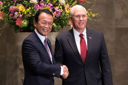 ペンス米副大統領(右)が初来日 麻生副総理(左)と日米経済対話の初会合(写真=ZUMA Press/アフロ)
