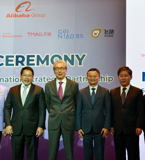 バンコクで会見するアリババ創業者の馬雲（ジャック・マー）会長（右から2番目）とタイ政府のソムキット副首相（左から2番目）、ウッタマ工業相（左端）